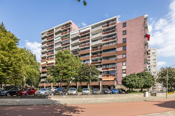 Te koop: In het centrum van Heerlen, gelegen ruim appartement met 2 slaapkamers, ruim balkon, berging en parkeerplaats.